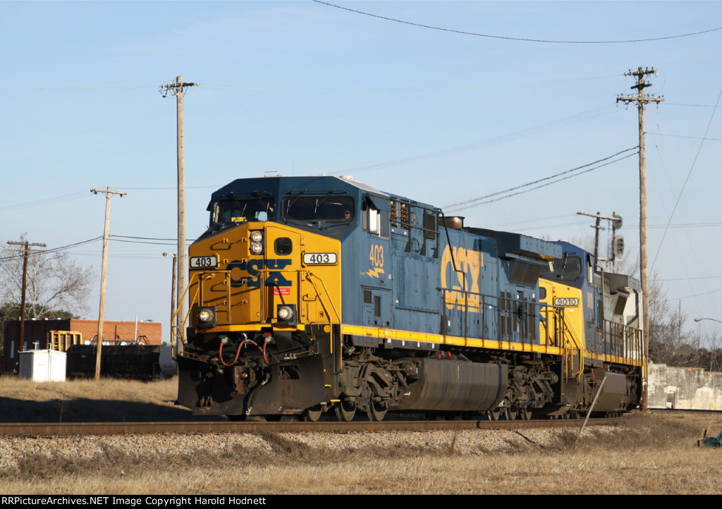 CSX 403 leads train Q667 westbound